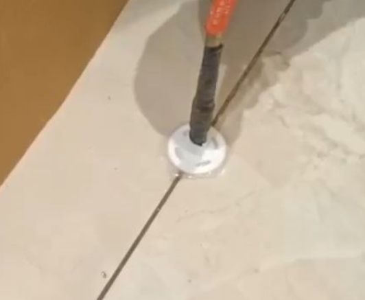 阳原瓷砖空鼓维修公司专业解答瓷砖在铺贴过程中，如果没有涂抹均匀到位的粘结材料（如水泥砂浆或瓷砖胶），可能会导致以下问题